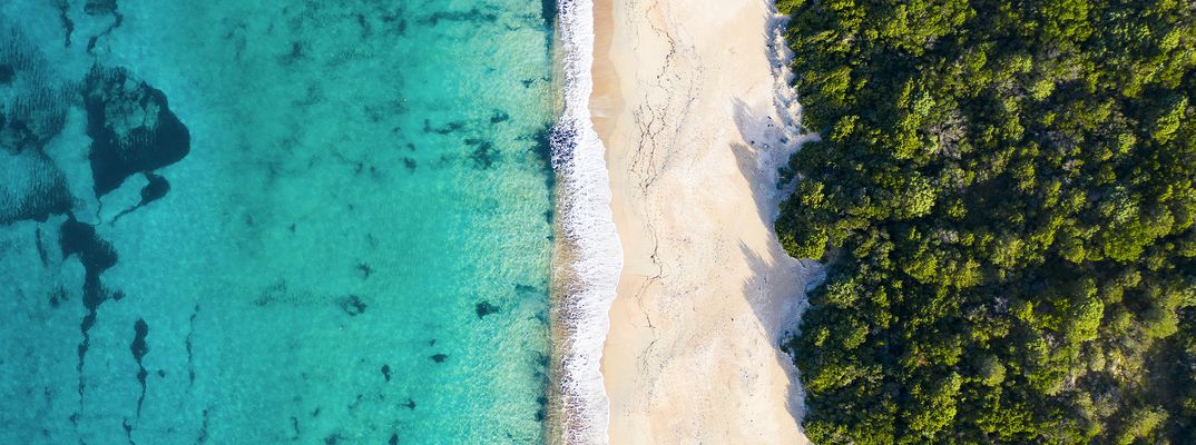 Luftaufnahme von einem Strand in Sardinien