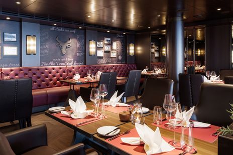 Elegant eingerichtetes Kaito Teppanyaki Restaurant an Bord der MSC Seascape mit stilvoll gedeckten Tischen und gemütlichen Sitzbereichen