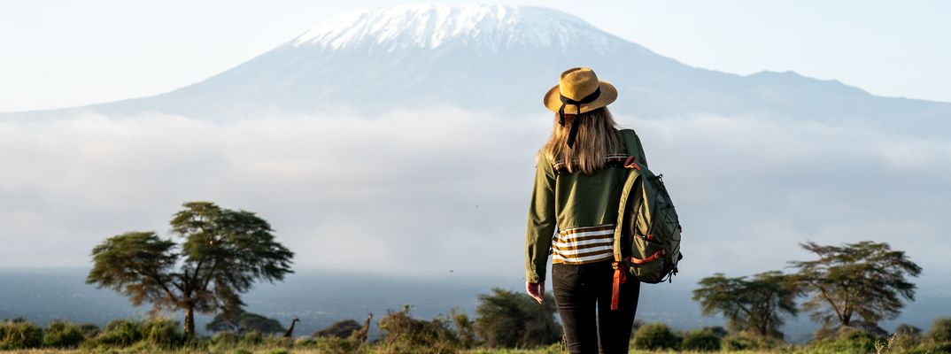 Frau spaziert durch den Amboseli Nationalpark