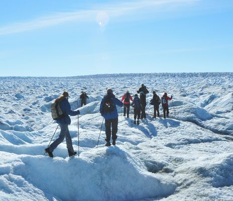 Wanderer in den Eisbergen von Grönland