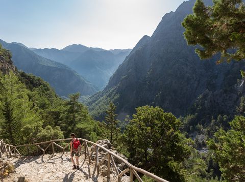 Frau in der Samaria Schlucht