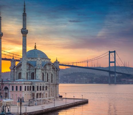 Historische Ortaköy-Moschee am Bosporus mit Blick auf die Bosporus-Brücke in Istanbul