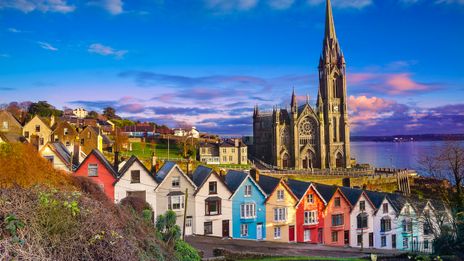 Küstenstadt Cobh mit bunten Häusern und Kirche in Irland