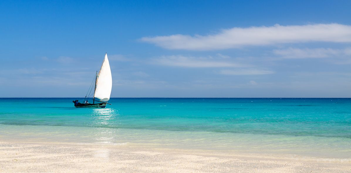 Boot am Strand in Mosambik