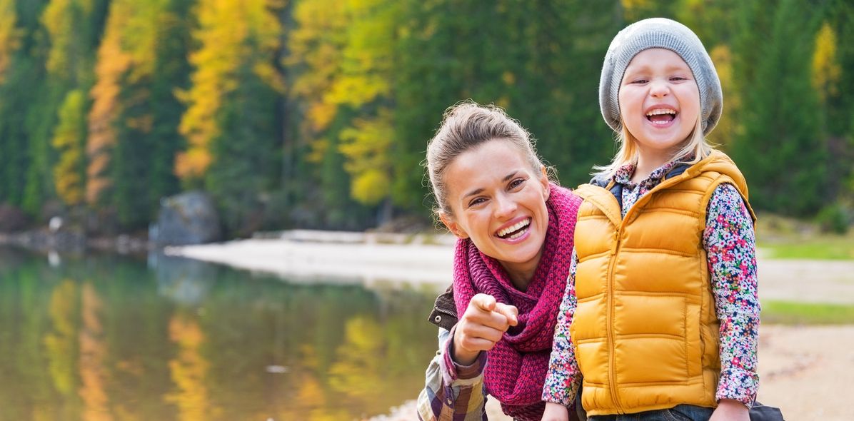 Frau und Tochter am See