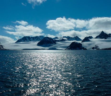 See in Spitzbergen mit Eisbergen