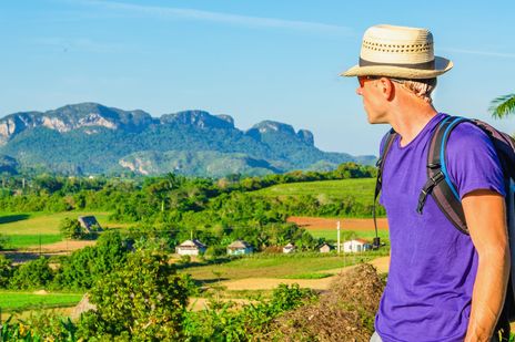 Wanderer im Vinales Tal mit Blick auf Berge und die tropische Natur