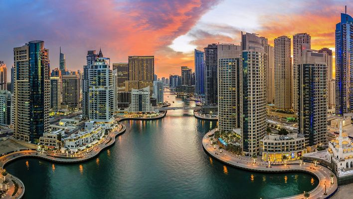 Blick auf die Skyline von Dubai im Sonnenuntergang 