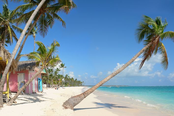 Weißer Sandstrand in der Dominikanischen Republik