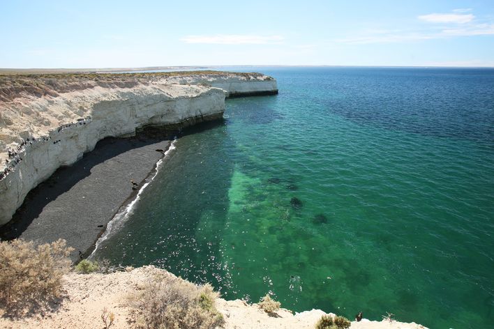 Steilküste mit türkisblauem Meer bei Puerto Madryn an der Atlantikküste Argentiniens