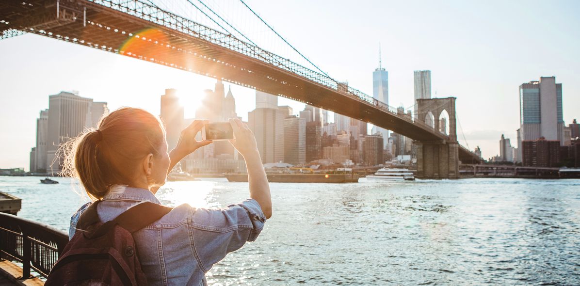 Frau fotografiert die Brooklyn Bridge