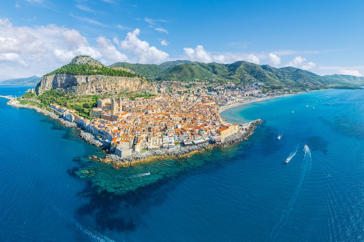 Luftaufnahme von Cefalù mit Altstadt und Küste auf Sizilien