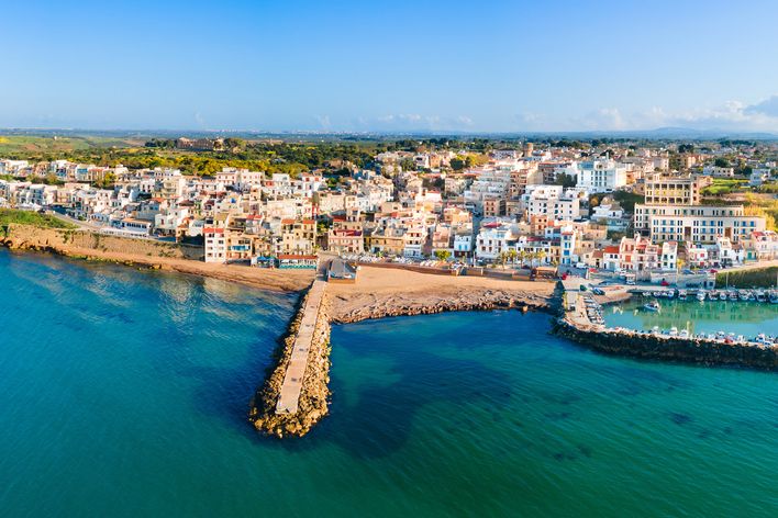 Marinella di Selinunte mit Strand und Küstenort auf Sizilien