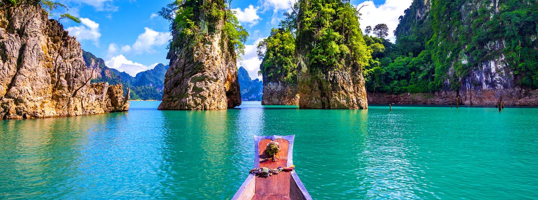 Ratchaprapha-Staudamm im Khao Sok Nationalpark in Thailand