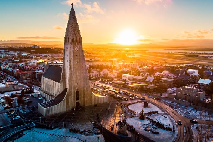 Wahrzeichen Hallgrímskirkja bei Sonnenuntergang in Reykjavik, Island