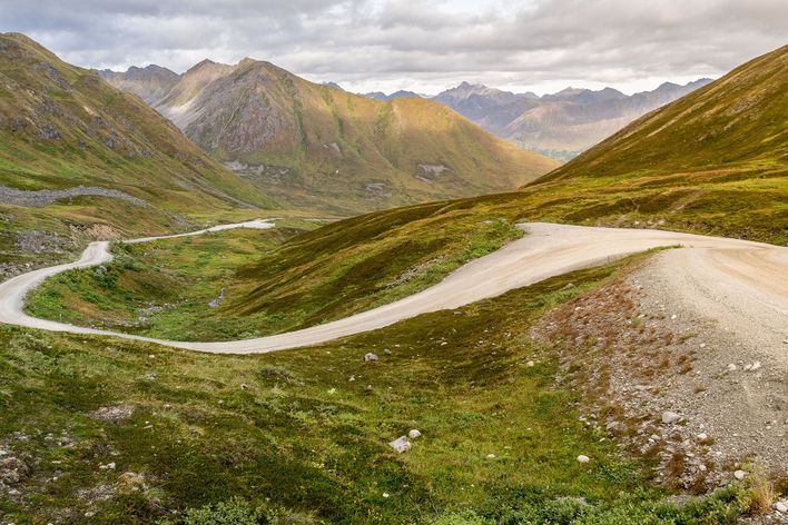 Schotterstraße durch die Berge bei Palmer mit weiter Tundralandschaft