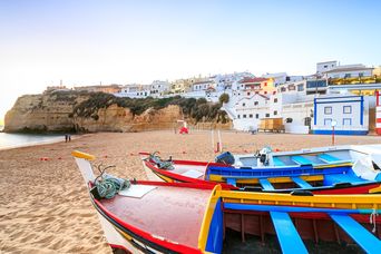 Boote am Strand von Caroveiro