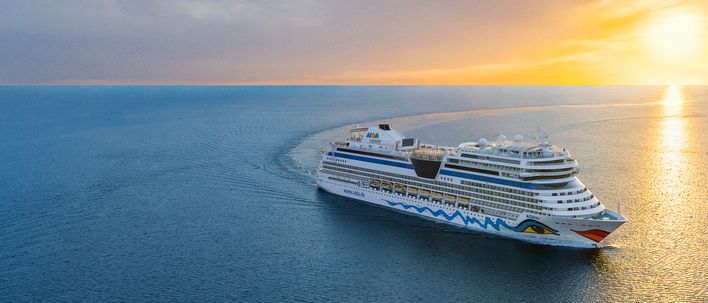 Schiff AIDAblu bei Sonnenuntergang auf dem Meer