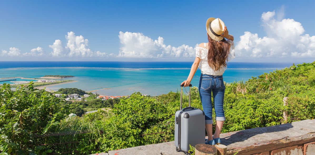 Frau mit Blick auf den Horizont