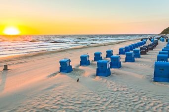 Strand mit Strandkörben an der Ostsee, Deutschland