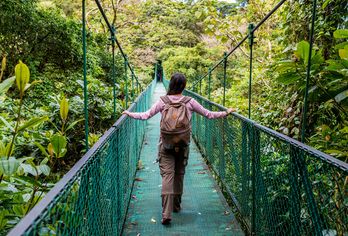 Frau auf Brücke in Costa Rica