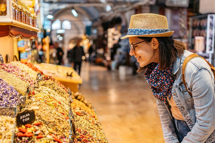 Besucherin im Großen Basar von Istanbul zwischen Gewürzen und Marktständen