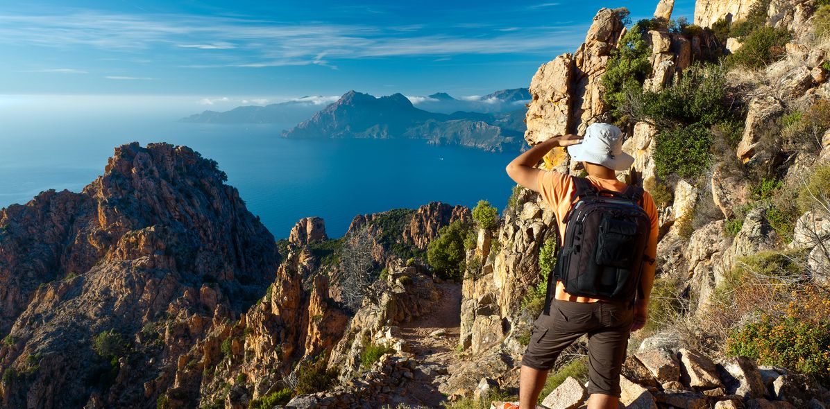 Wanderer blickt auf die Berglandschaft Korsikas