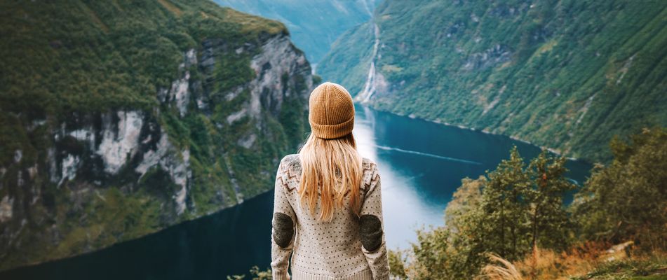Frau blickt auf Geirangerfjord
