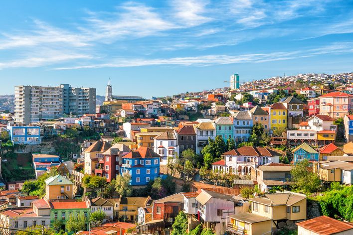 Farbenfrohe Häuser an den Hügeln von Valparaíso mit Blick auf den Pazifik