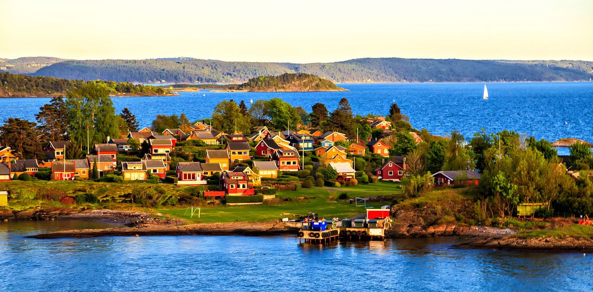 Blick auf bunte Häuser in Oslo