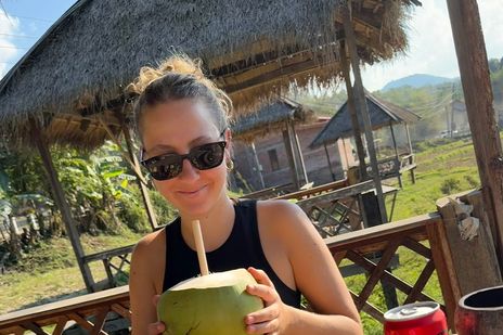 Unsere Mitarbeiterin Julia bei einem Mittagessen in Vietnam
