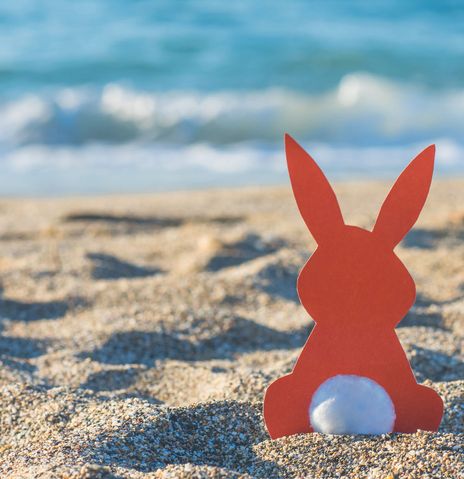 Osterhase Figur am Strand