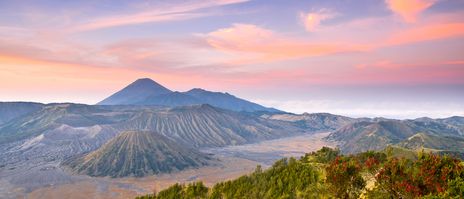 Panorama der Vulkane auf Java bei Sonnenaufgang