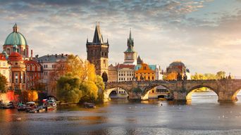 Blick auf die Donau in der Landeshauptstadt Prag mit einer Brücke und Hausfassaden