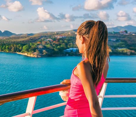Frau auf einem Kreuzfahrtschiff