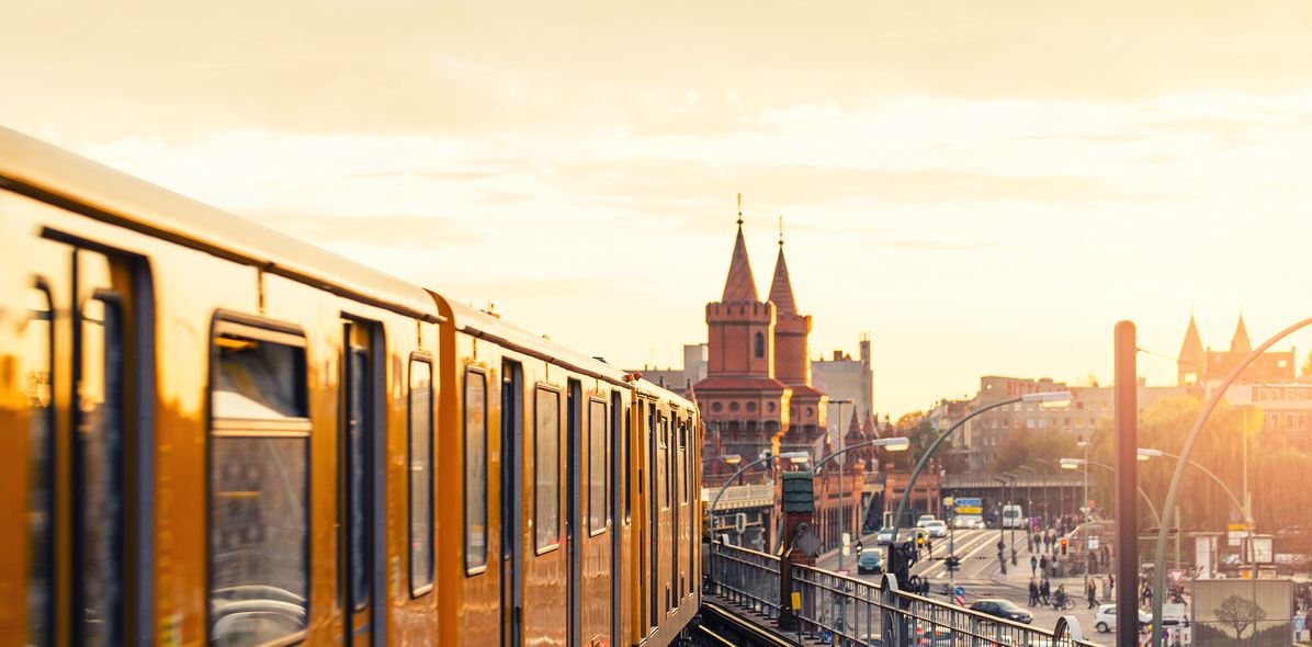 Bahn fährt durch Berlin