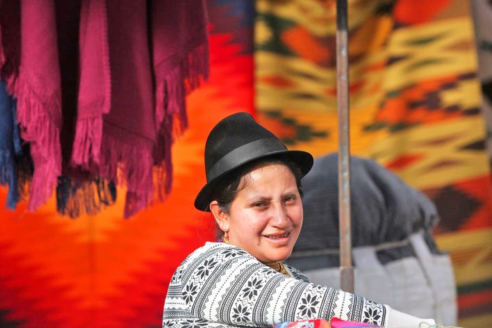 Frau auf Markt in Otavalo