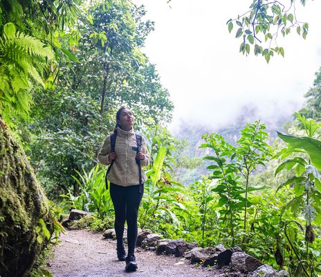 Frau beim Wandern in Peru