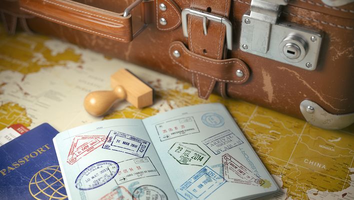 Koffer und Reisepass mit vielen Stempeln