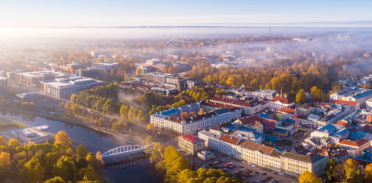 Luftaufnahme von Tartu im Morgengrauen