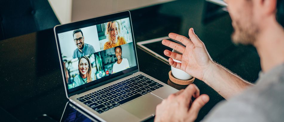 Aufnahme eines jungen Mannes, der ein Webinar ausführt