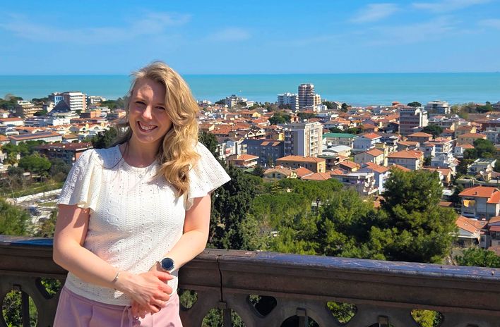 Unsere Mitarbeiterin Moni am Aussichtspunkt Belvedere in der Altstadt von Giulianova, Abruzzen, Italien