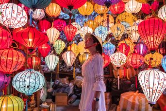 Frau am Laternenfest in Vietnam 