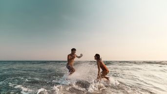 Paar hat Spaß beim baden im Meer