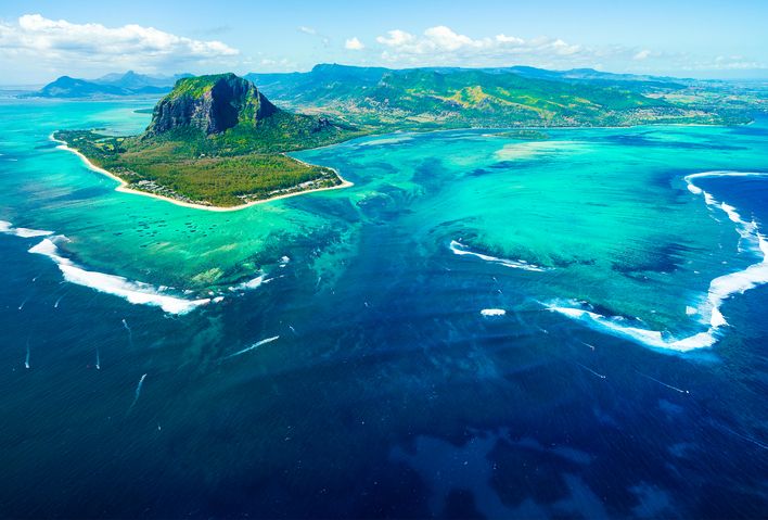 Luftaufnahme der türkisblauen Küstenlinie von Mauritius