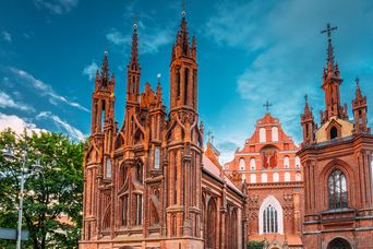 Panoramablick auf eine traditionelle Kirche in Vilnius 