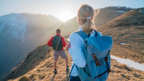 Paar beim Wandern in den Bergen
