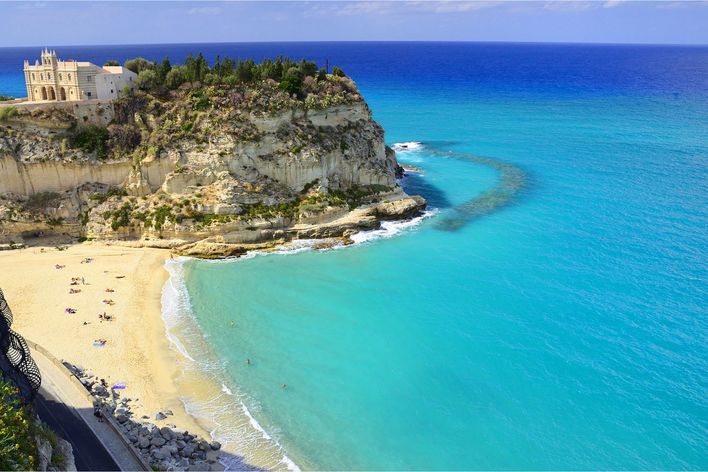 Steilküste von Tropea mit hellem Sandstrand und türkisblauem Meer