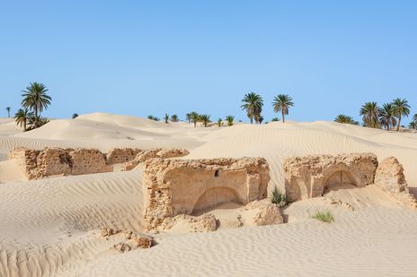 Dorfruinen in der Nähe von Douz, die von den Sanddünen verschluckt werden
