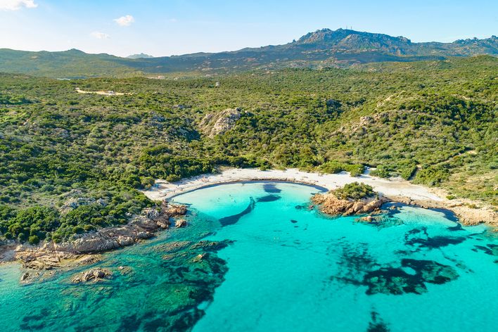 Bucht an der Costa Smeralda mit türkisfarbenem Wasser